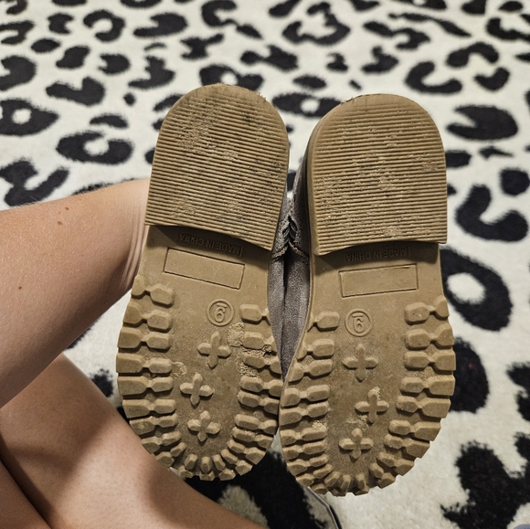 Toddler size 9 Old Navy boots - Picture 3 of 3